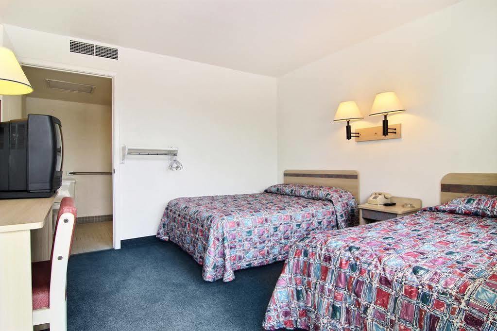 Travelodge By Wyndham Raton Exterior foto