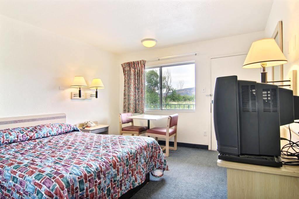 Travelodge By Wyndham Raton Exterior foto