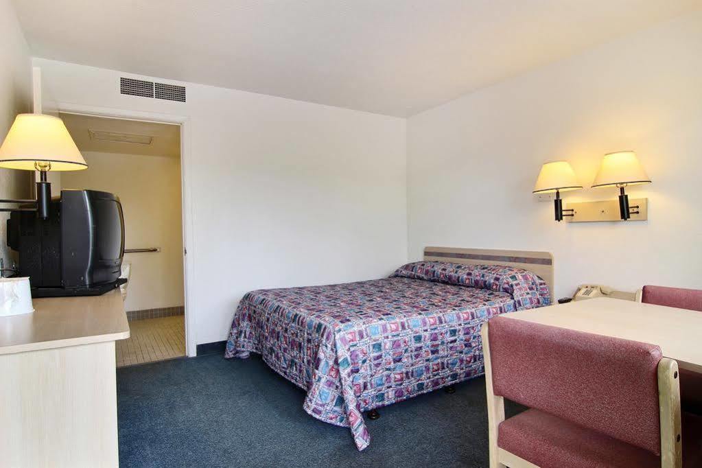 Travelodge By Wyndham Raton Exterior foto