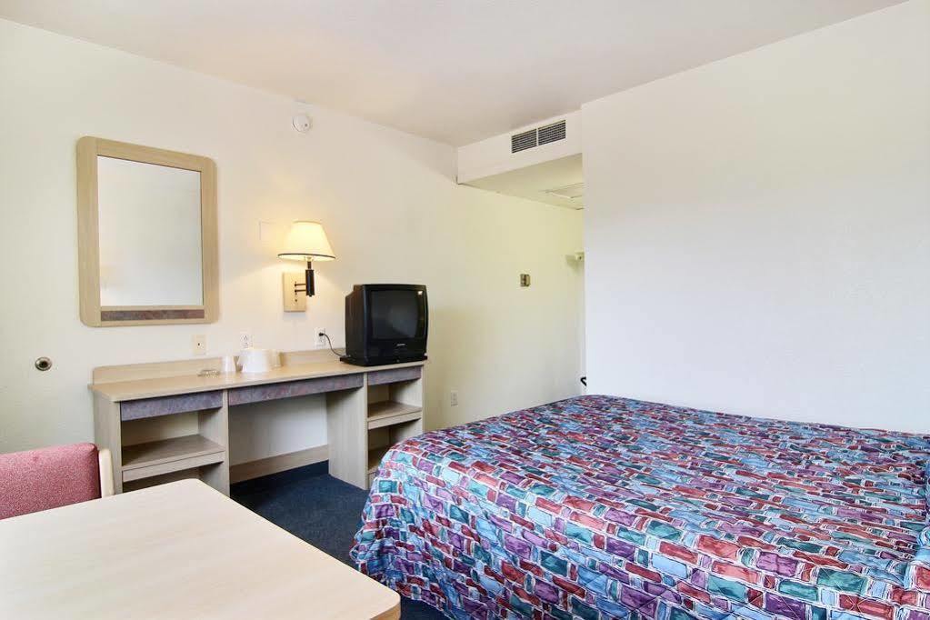 Travelodge By Wyndham Raton Exterior foto